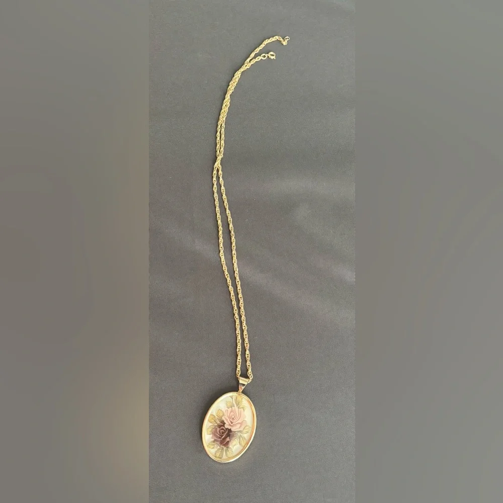 Vintage Rose Pendant Necklace, 23 inch gold tone chain with flower cameo pendant - Picture 4 of 5